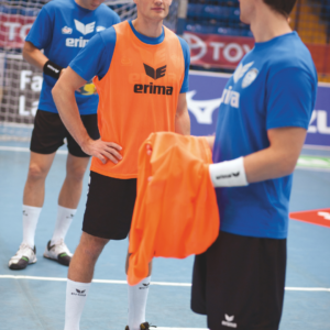 Spieler-mit-Markierungshemd